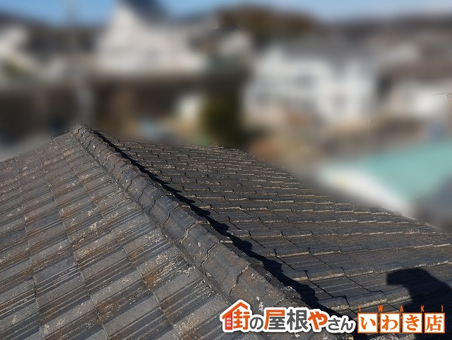 福島県いわき市　築年数が経ち苔が発生している状態の瓦屋根