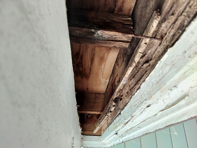 福島県いわき市　下地部分が傷んでしまっている軒天の状態