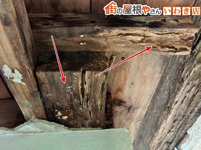 福島県いわき市　軒天の下地の木材がボロボロの状態