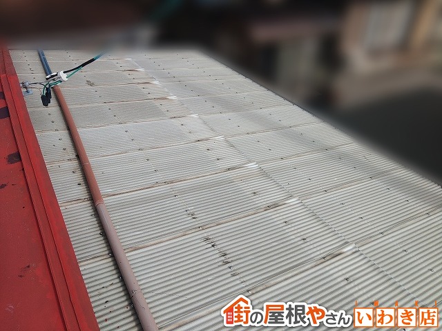 福島県いわき市　波板屋根に浮きや日焼けが発生している状態