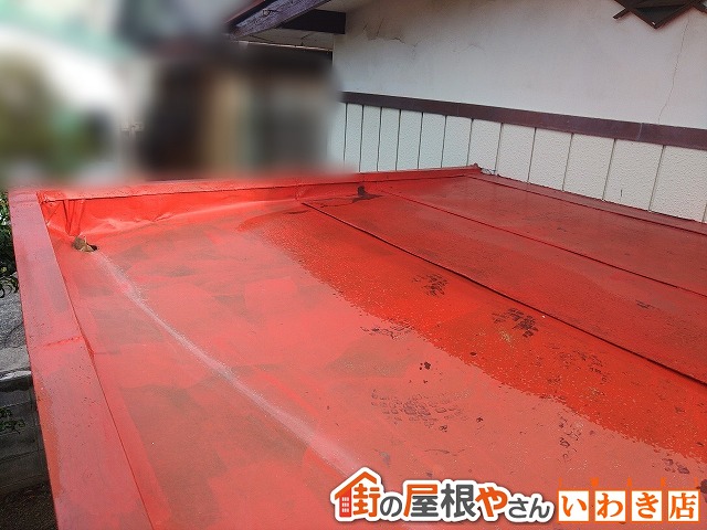 福島県いわき市　経年劣化により塗膜が剥がれて傷んでいる状態の玄関庇屋根