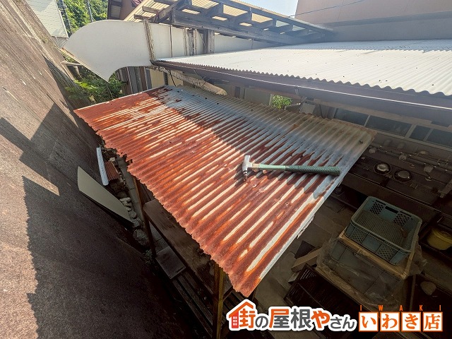 福島県いわき市　錆び付いたことで一部破損してしまっている波トタン屋根