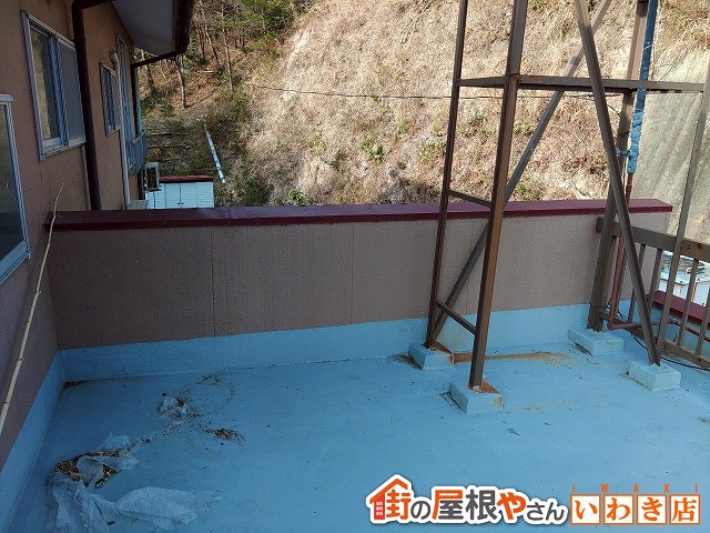 福島県いわき市　既存の笠木は錆び付いて傷んでしまっている状態