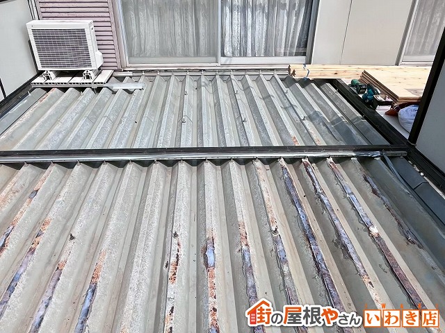福島県いわき市　塗膜が剥がれて錆び付いたことで隙間が出来て雨漏りしてしまった折半屋根