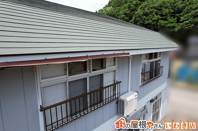 福島県須賀川市　雨樋に歪みが生じて外れかかっている状態