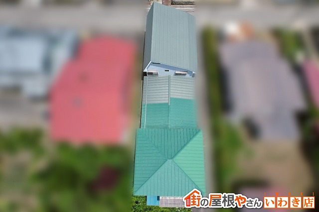 福島県須賀川市　塗膜が剥がれて色あせが発生し傷んでしまっている状態の屋根
