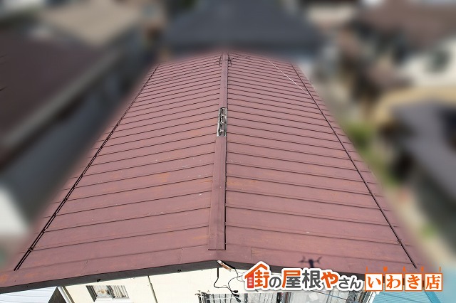 福島県郡山市　棟板金が外れ屋根自体も錆びて傷んでしまっている金属屋根