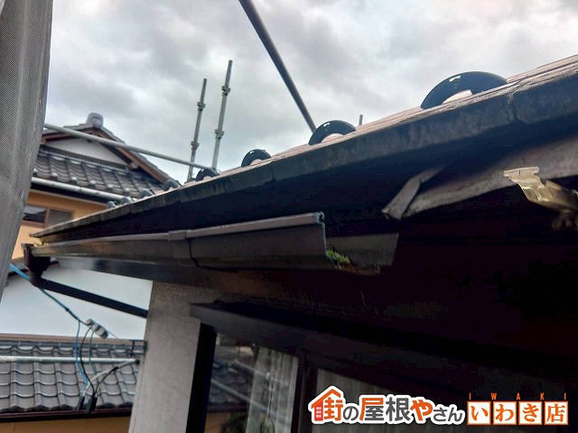 福島県南相馬市　経年劣化により雨樋が破損してしまった状態