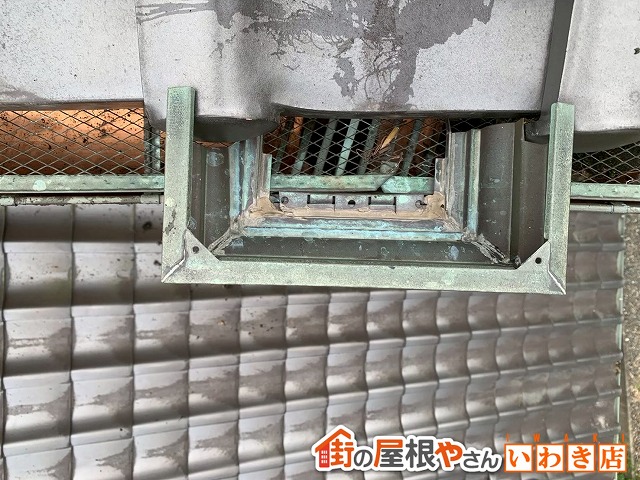 福島県楢葉町　集水器部分に溜まっていた物を取り除く雨樋掃除を行った状態