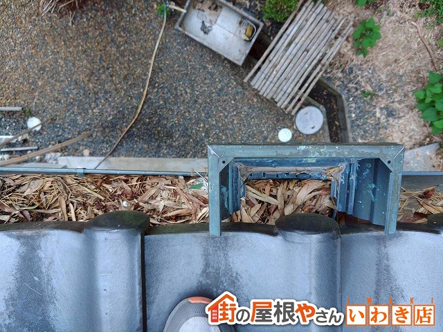 福島県楢葉町　枯葉や土が溜まり排水部分が塞がってしまった集水器