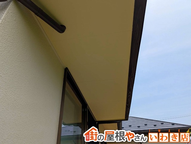 福島県いわき市　傷んだ軒天にケイカル板を取り付け補修工事と塗装工事を行った状態