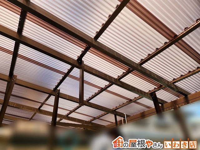 福島県いわき市　新しく耐久性の高いポリカ波板を屋根に取り付けた状態