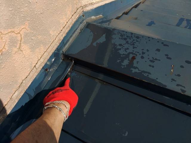 散水試験で雨漏りの原因が高い箇所を指している