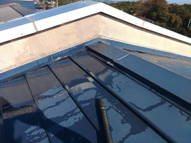 介護施設の屋根の散水試験の様子