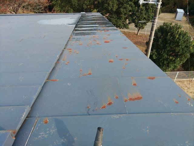 屋根に錆が発生している