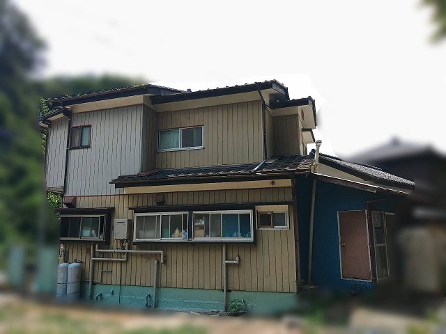 屋根葺き替え工事前の建物裏側の全体写真