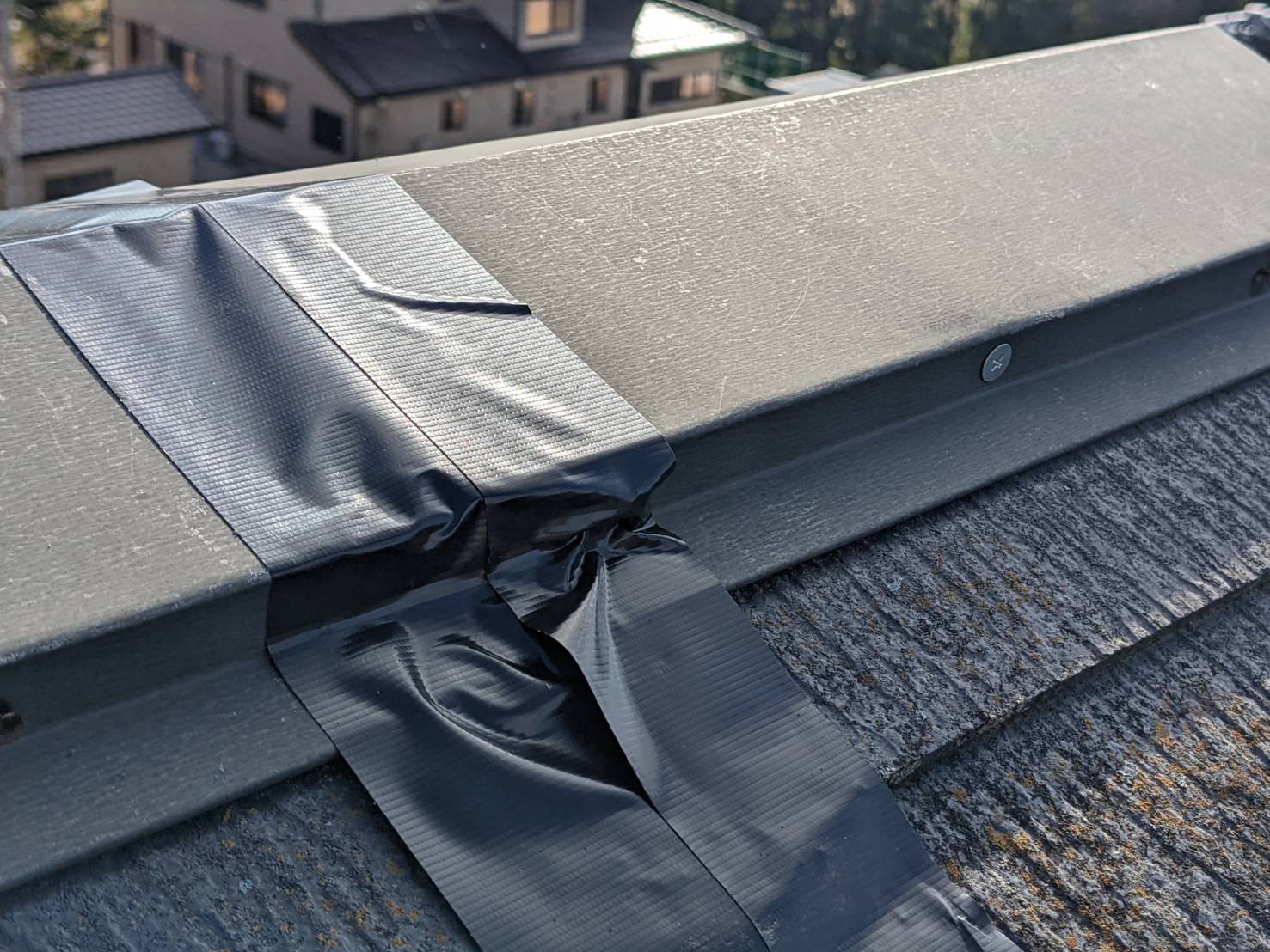 棟板金の継手が防水テープで補強されている