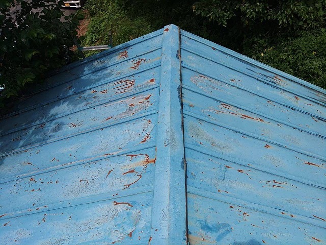 錆が出ている瓦棒葺きの屋根