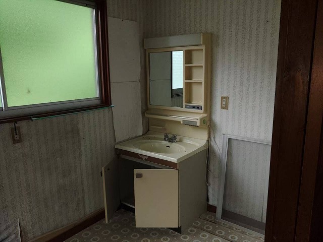 年季の入った洗面室と洗面台