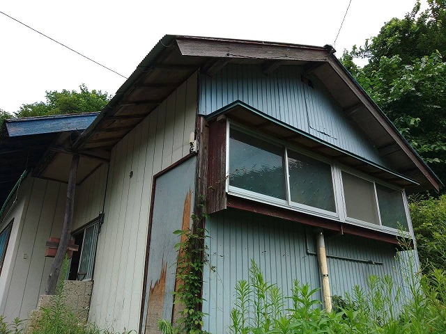 多箇所に経年劣化が見られる平屋の住宅