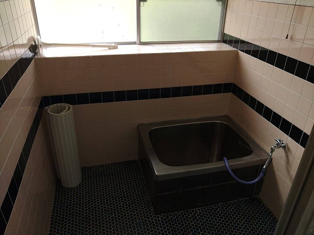 時代を感じる浴室と浴槽