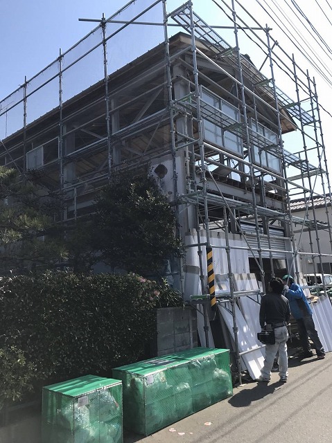 スレートの倉庫のリフォーム中の風景