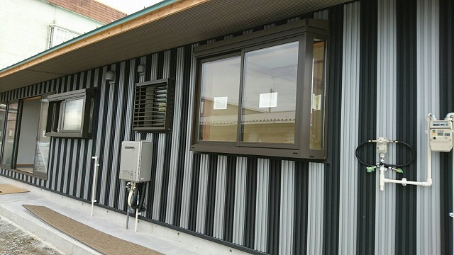 事務所東側の金属サイディング
