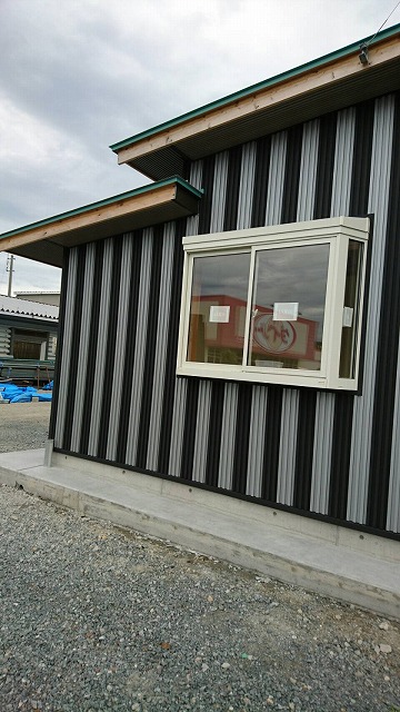 事務所北側の金属サイディング
