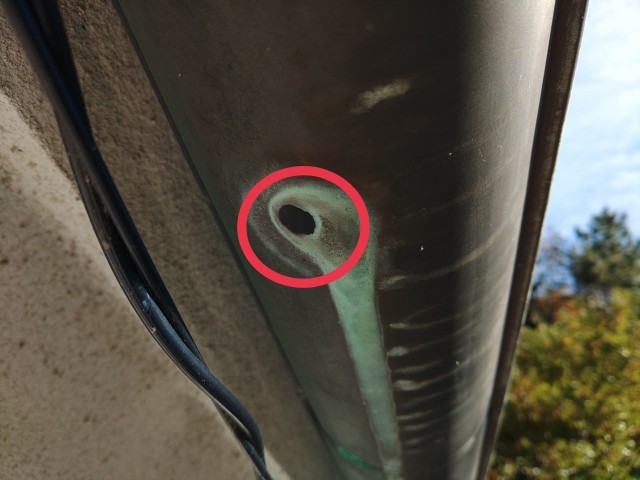穴があいてしまっている軒樋
