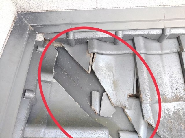 割れた瓦
