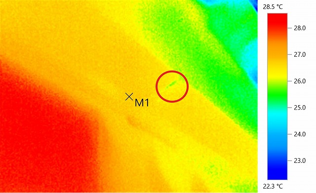 内側の壁を伝って雨水が侵入している状態