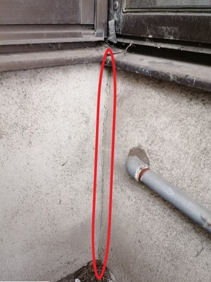 外壁の入隅部にも隙間が見られる