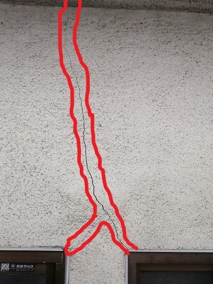 サッシ上部の外壁にクラックが見られる