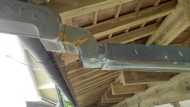 縦樋に経年劣化による変色が見られる