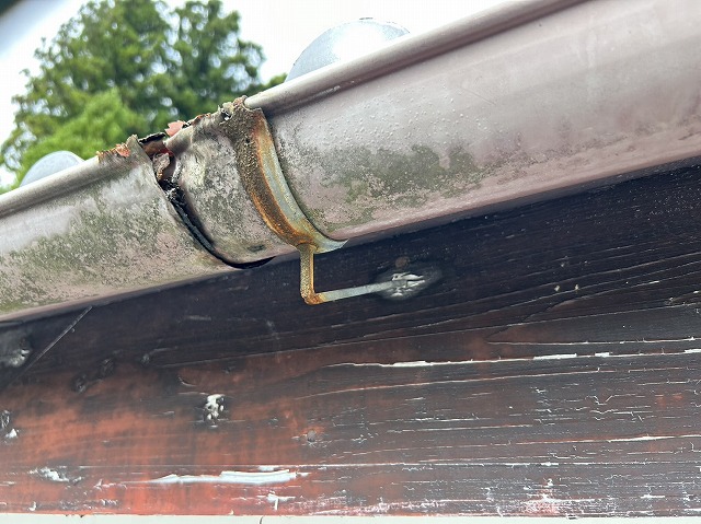 雨樋のジョイント部分がボロボロになっていた