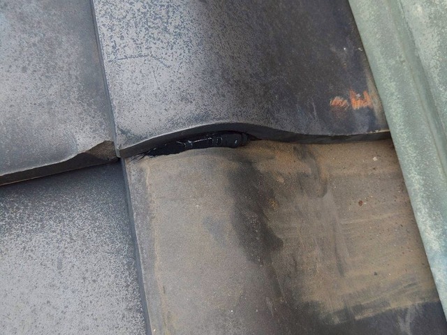 福島県石川郡平田村　シーリングを塗布してズレた瓦を補修した状態