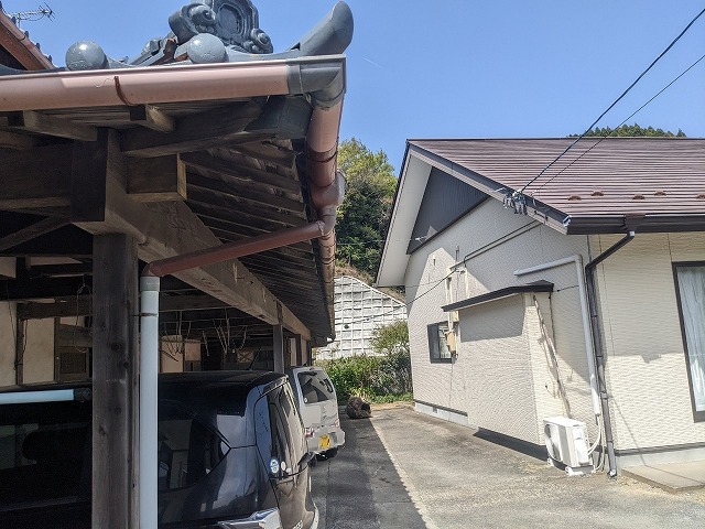 歪んでいる雨樋