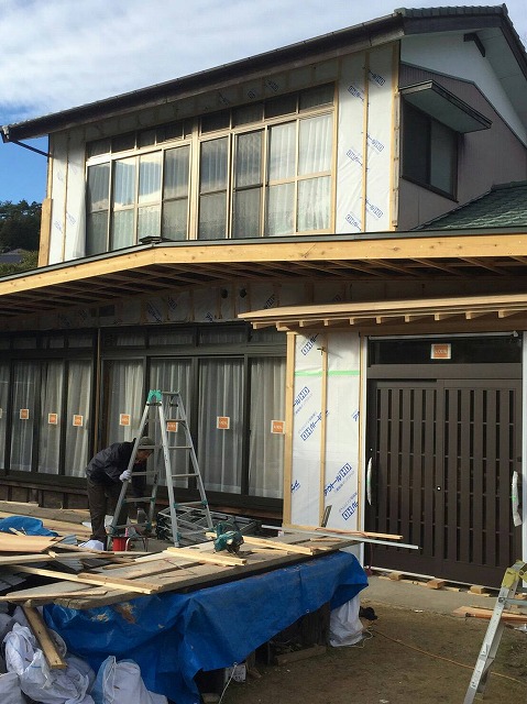 2階建ての家の外装を全て交換している