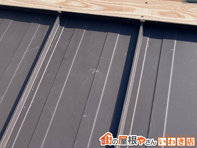 福島県いわき市　玄関庇部分に雨漏りが起きにくい立平ロックを施工した状態