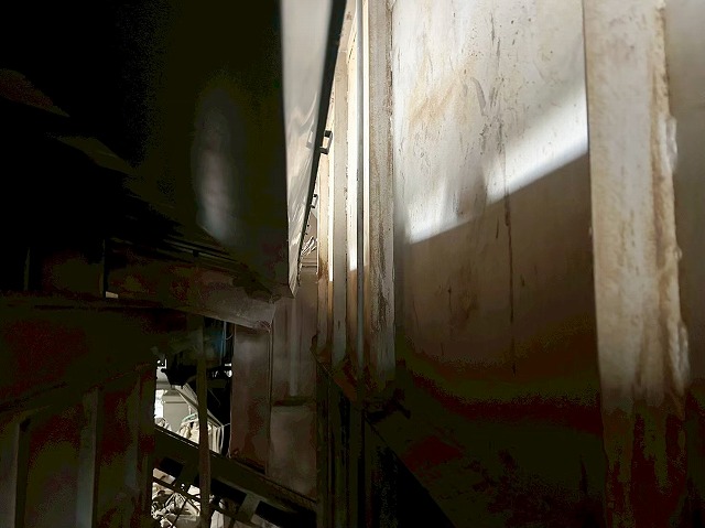 歪みや変形が原因で交換された工場内の雨樋