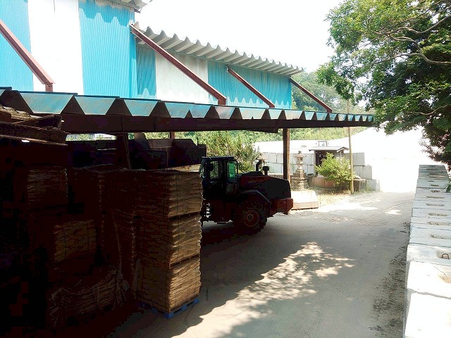 工場の折板屋根を増設する前の様子