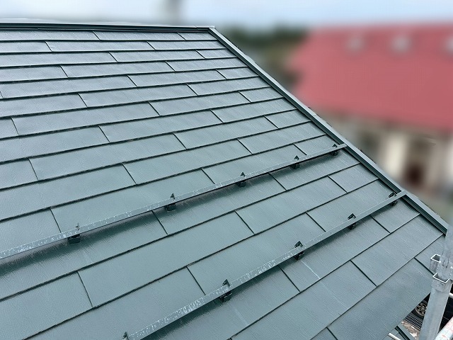 施工前の金属屋根とアングル型雪止め金具