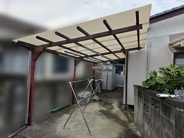 施工前の色褪せが見られる波板ポリカ屋根物干しスペース