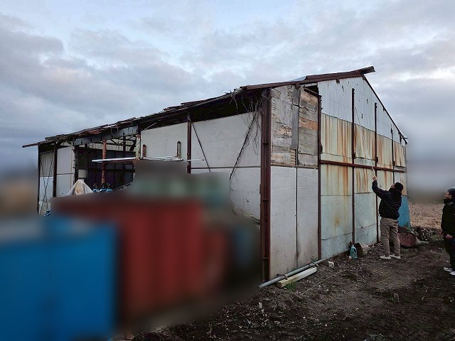 施工前の屋根と外壁が傷んでいる倉庫