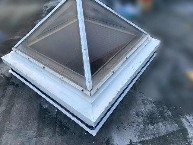 施工後のシーリング材補修が完了した天窓