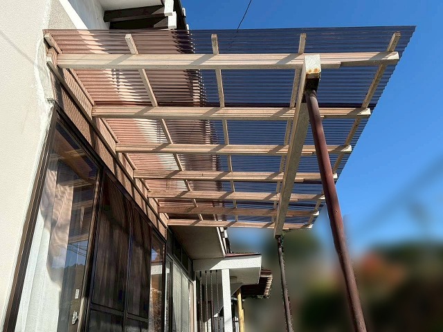 屋根材を交換した玄関付近の波板ポリカ屋根