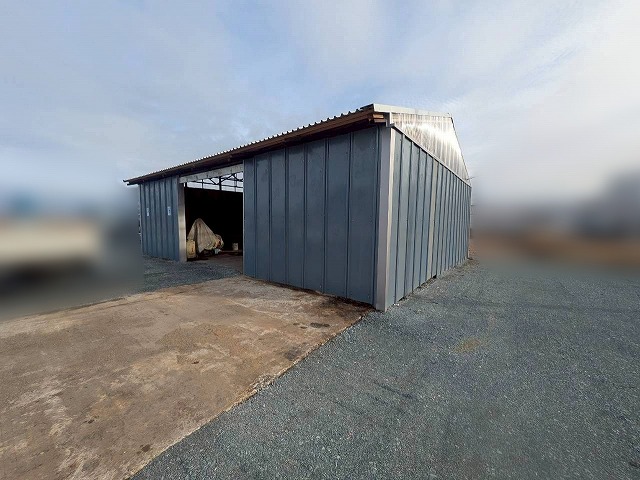 倉庫の屋根と外装の改修が完了した倉庫