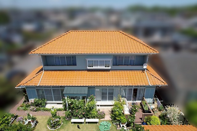 塗装と屋根改修が完了した戸建て住宅の様子
