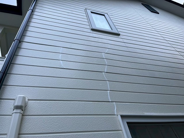 外壁のひびにシーリングの充填を行い雨水侵入リスクが軽減した様子