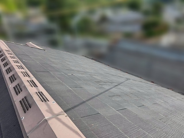 屋根重ね葺き工事前のスレート屋根